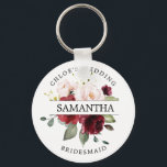 Chaveiro Rustic Chic Burgundy Red Blush Rosa Personalizado<br><div class="desc">As rosas vermelhas e rosadas rosas roxas, rosas, arroxeadas, são rodeadas por folhas e vinhas verdes. O nome da madrinha divide os rosas ao meio. O nome e o casamento da noiva estão escritos em texto curvo acima da dama de rosas está escrito em texto curvo abaixo. Este chaveiro faz...</div>
