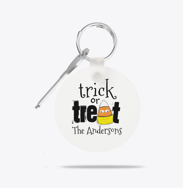 Chaveiro Sapo-branco doce de baleia (Personalized Trick or Treat Halloween keychain with candy corn and custom family name.)