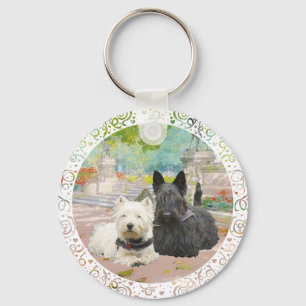 Chaveiro Scottie e Westie em um Jardim