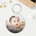 Chaveiro Script de manuscrito personalizado do nome da foto<br><div class="desc">Crie o seu próprio chaveiro redondo personalizado com o seu nome de script moderno personalizado e a sua fotografia favorita do bebê.</div>