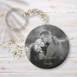 Chaveiro Script Dourado de Fotografias Pretas e Brancas da<br><div class="desc">Personalize com sua foto favorita da família,  com seu nome de família,  criando uma memória e um presente exclusivos. Um bom tesouro! Projetado por Thisnotme©</div>