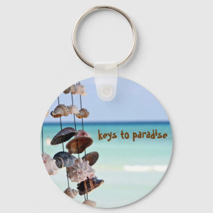 Chaveiro seashells no fundo do mar