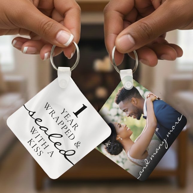 Chaveiro Selado com um Beijo Branco 1º Aniversário (Sealed with a Kiss White 1st Birthday Anniversary Keychain
)