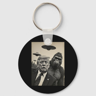 Chaveiro Selfie Divertida de Trump com Pé Grande e Óvnis, A
