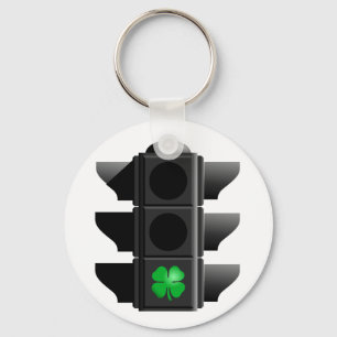 Chaveiro shamrock à luz verde.