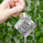 Chaveiro Silver de Promocional de Código QR Elegante<br><div class="desc">Chaveiro simples e elegante para a sua empresa ou organização com um fundo metálico falso em prata escovado. Introduza o endereço de URL do Web site para criar um código QR pesquisável e adicione duas linhas de texto personalizado, tais como o nome da empresa, o slogan, o obrigado ou a...</div>