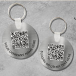 Chaveiro Silver de Promocional de Código QR Personalizado<br><div class="desc">Chaveiro de promocional moderno e simples para sua empresa ou organização com um fundo metálico falso em prata escovado. Insira o endereço de URL do seu site para criar um código de QR digitalizável e adicionar duas linhas de texto personalizado,  como nome da sua empresa,  slogan,  obrigado,  etc.</div>