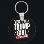 Chaveiro Sim, eu sou uma Garota de Trump Superando a eleiçã<br><div class="desc">Sim,  eu sou uma garota idiota superando as eleições de 2024</div>