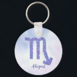 Chaveiro Símbolo Escorpião-Cento - Roxo Personalizado<br><div class="desc">Este bonito chaveiro Scorpio roxo e lavanda apresenta seu sinal astrológico do Zodiac em um belo brilho como as constelações. Personalize este presente bonitinho com seu nome em lindos scripts cursivos para alguém que faz aniversário no final de outubro ou no início de novembro.</div>