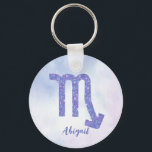 Chaveiro Símbolo Escorpião-Cento - Roxo Personalizado<br><div class="desc">Este bonito chaveiro Scorpio roxo e lavanda apresenta seu sinal astrológico do Zodiac em um belo brilho como as constelações. Personalize este presente bonitinho com seu nome em lindos scripts cursivos para alguém que faz aniversário no final de outubro ou no início de novembro.</div>