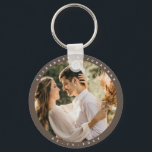 Chaveiro Simples Elegante Beige Brown Foto: Favor do Casame<br><div class="desc">Simples Elegante Beige Brown Foto Casamento Favor chaveiro</div>