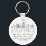 Chaveiro Sioux Falls Estilizado Skyline | Slogan Personaliz<br><div class="desc">Uma cadeia chave única representando a bela cidade de Sioux Falls,  Dakota do Sul. Este chaveiro apresenta uma ilustração estilizada do horizonte único da cidade com seu nome embaixo. Por baixo do nome da cidade está um lugar para o seu slogan ou afirmação exclusivo sobre a sua cidade favorita.</div>