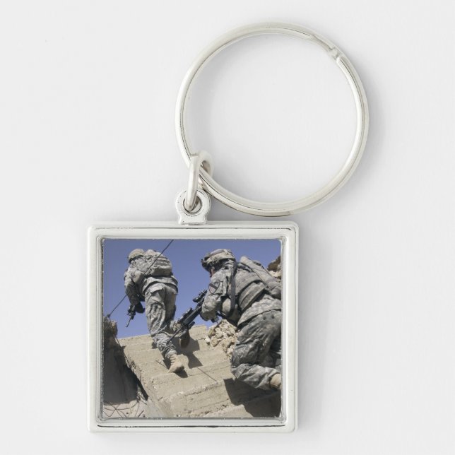 Chaveiro Soldados subindo escada de um prédio (Frente)