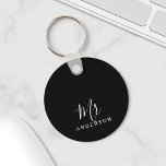 Chaveiro Sr. e Sra. | Casamento de Script Moderno Preto e B<br><div class="desc">"Sr. e Sra." Black and White Modern Script Personalizado Gift Perfeito do Casal como presentes de casamento,  presentes de aniversário de casamento,  presentes de Dia de os namorados e presentes para qualquer ocasião.</div>