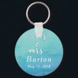 Chaveiro "Sr. & Sra." Teal & Blue Wedding com Data<br><div class="desc">A fundação desta design é coberta por um elegante, sutil e fundo de aquarela azul. As palavras "mr and mrs" foram feitas em um gráfico para que você possa usar uma das fontes populares e modernas de minha coleção. Use campos modelo para personalizar o design com seu nome e data...</div>