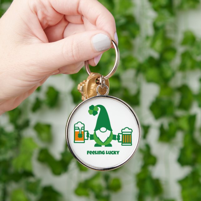 Chaveiro St. Patrick’s Day Gnome with Beer Mug (Mão)