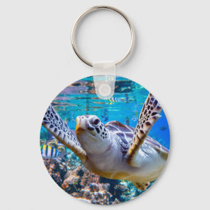 Chaveiro Tartaruga do Mar Verde Nadando sobre recife de cor