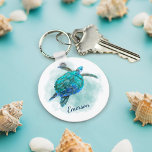 Chaveiro Tartaruga Marinha Personalizada<br><div class="desc">Personalize esta fofa chaveiro costeira que apresenta uma tartaruga marinha de aquarela em uma onda oceânica.</div>