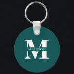 Chaveiro Teal Elegante Minimalista Monograma<br><div class="desc">Adicione um toque de sofisticação às suas necessidades quotidianas com este chaveiro maravilhosamente personalizado, concebido para combinar a praticidade com a elegância do eterno. Apresentando seu monograma personalizado em uma fonte serif elegante, este chaveiro adiciona um toque refinado e polido às suas chaves, bolsas ou presentes. Feito com materiais duráveis...</div>