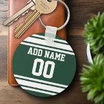 Chaveiro Team Jersey com nome e número personalizados<br><div class="desc">Cores verdes e brancas — Se você é dono da equipe de futebol de fantasia,  faça seus próprios produtos e mostre aos seus amigos! Ou...  você joga futebol Segundo grau e quer uma lembrança? Esta design de camisa é perfeita para qualquer um que joga esportes.</div>
