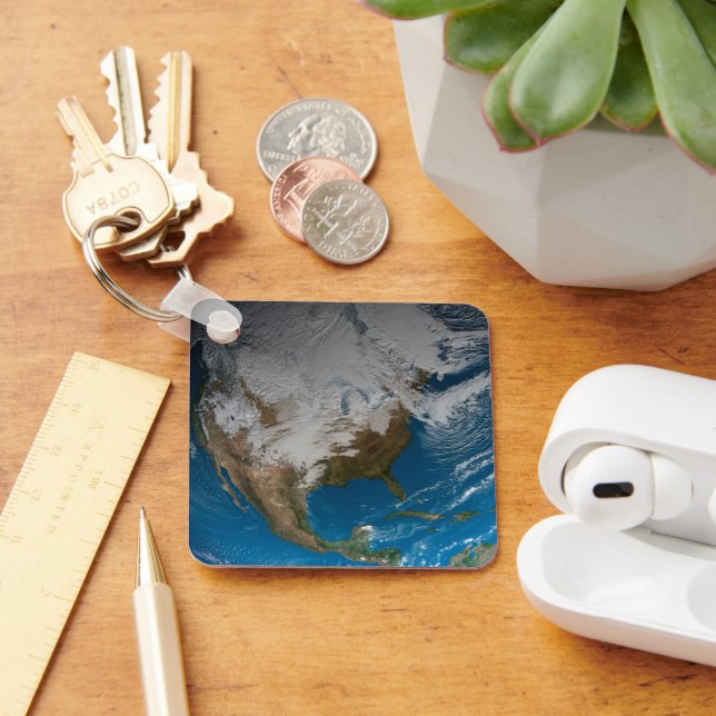 Chaveiro Terra Inteira Com Nuvens Simuladas Sobre A América (Mesa)