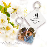 Chaveiro Texto e foto personalizados simples<br><div class="desc">Prepare seus momentos para sempre com nosso Simples Chaveiro de Texto Personalizado e Foto. Sejamos seus parceiros para os presentes de amantes. Essa única manutenção feita com amor por Mylini Design, um designer experiente conhecido por atenção requintada aos detalhes, é uma maneira perfeita de guardar suas memórias inesquecíveis. Personalize-o com...</div>