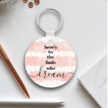 Chaveiro Tolos Que Sonham Citação Cor-de-Água Rosa Esbranqu<br><div class="desc">"Aqui estão os tolos que sonham." Seja um daqueles que sempre deixa o seu otimismo controlar a sua visão e as suas aspirações. Esta chaveiro rica, moderna, gráfica, minimalista combina tipografia ousada, san-serif e escrita por caligrafia, sobre listras cor-de-água rosa-claro, todas sobre fundo branco. Este chaveiro vem em pequenos e...</div>