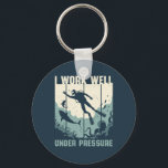 Chaveiro Trabalhar Bem Sob Pressão Funny Scuba Mergulhando<br><div class="desc">Design de mergulho e de retromergulho para mergulho recreativo e mergulhador profissional de profundidade. Esta mercadoria engraçada e humorística é excelente para aqueles que amam mergulho, snorkeling e exploração do oceano. Perfeito para quem ama mergulhar e natação debaixo d'água entre tubarões e peixes. Presente de Natal e excelente de aniversário...</div>