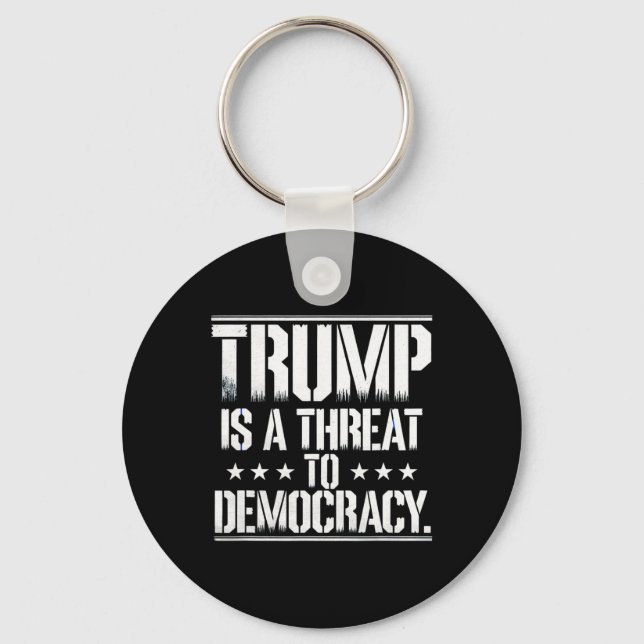 Chaveiro Trump É Uma Ameaça Para a Democracia  (Frente)