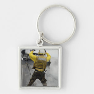 Chaveiro Um diretor de aeronave sinaliza um F/A-18C Hornet