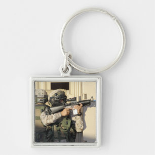 Chaveiro Um escuteiro da infantaria aponta sua arma