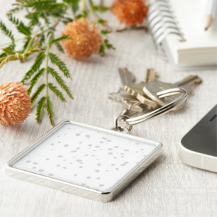 Chaveiro um fundo branco com muitos pontos pequenos