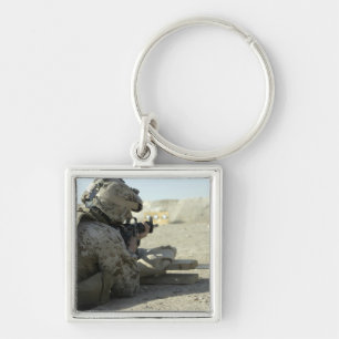 Chaveiro Um fuzileiro naval ateia fogo a um rifle de