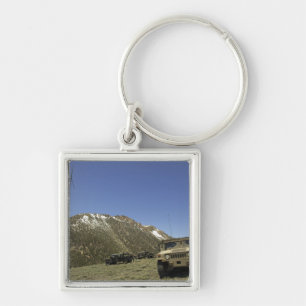 Chaveiro Um Humvee é estacionado no local re-transmissor