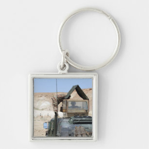 Chaveiro Um mais soldiier instrui um soldado iraquiano do