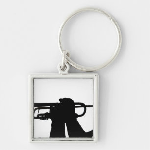 Chaveiro Um membro do serviço toca uma melodia