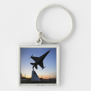 Chaveiro Um modelo escala de um falcão de combate do F-16 