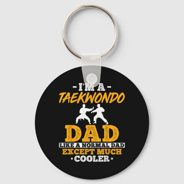 Chaveiro Um Pai de Taekwondo Como Um Pai Normal Exceto Muit (Frente)