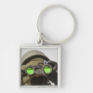 Chaveiro Um soldado afegão varreu o horizonte