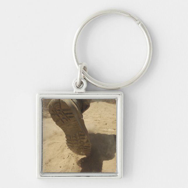 Chaveiro Um soldado americano caminha por um caminho de ter (Frente)