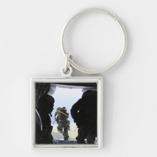 Chaveiro Um soldado executa um salto do estático-line