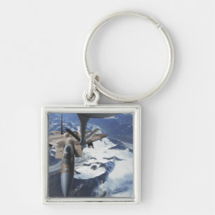 Chaveiro Uma aeronave F-15C Eagle fica atrás de uma KC-135R