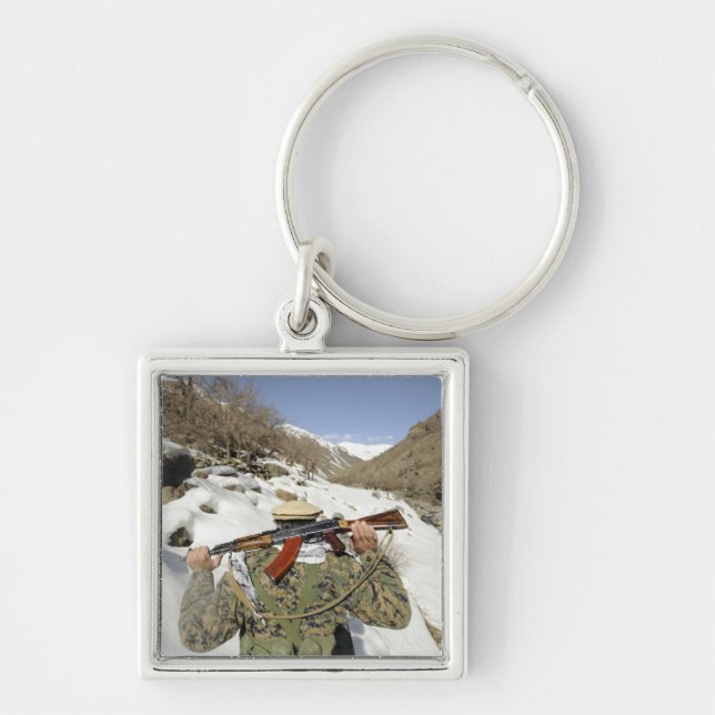 Chaveiro Uma Guarda Mujahadeen caminha com o membro militar (Frente)