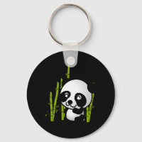 Urso panda branco e preto num pomar de bambu.