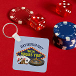 Chaveiro Viagem de despedida de solteiro personalizável Las<br><div class="desc">Personalize seus próprios porta-chaves de despedida de solteiro para uma viagem a Las Vegas. Um porta-chaves personalizado legal apresentando itens essenciais de cassino como um baralho de cartas, fichas de pôquer e roleta com Viagem a Vegas em letras amarelas. Presente de lembrança divertido para jogadores para seus padrinhos e o...</div>