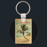 Chaveiro Viagens vintage de Palm de Puerto Vallarta<br><div class="desc">Uma impressão de arte,  no estilo viagens vintage,  moderna do século médio,  Porto Vallarta,  México. Ele apresenta uma palmeira curva na praia arenosa com oceano sob um céu azul nublado.</div>