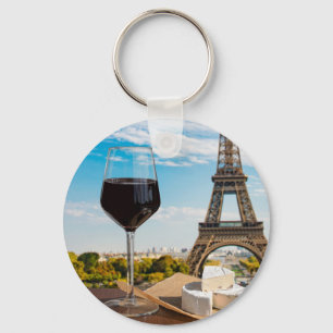 Chaveiro Vidro de vinho com queijo ceroso na torre Eiffel