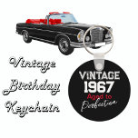Chaveiro Vintage 1967, Aniversário<br><div class="desc">Vintage 1967 - Aged to Perfection Happy [56º] Aniversário do Chaveiro em 1967. Celebrando o Ano do Nascimento. Vintage 1967 - Aged to Perfection - Happy [modelo para adicionar a idade atual] Aniversário [Nome do Destinatário]. Design preto e branco com sotaques vermelhos. Tipografia Script. Faz um presente perfeito para a...</div>