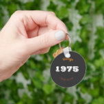 Chaveiro Vintage 1975 Limited Edition 50th Birthday<br><div class="desc">Vintage 1975 Limited Edition 50th Birthday Chaveiro | O Ritmo de Chave de Marco Retroativo celebra um marco especial com esta Vintage 1975 Limited Edition 50th Birthday Chaveiro. Projetado com um talento retrô e tipografia clássica, este chaveiro é um guardião memorável para alguém nascer em 1975 ou virando 50. 🎉...</div>