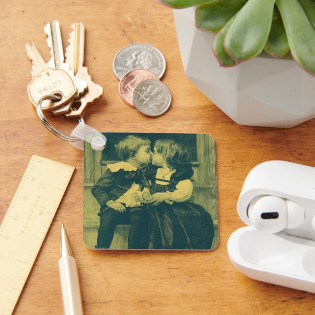 Chaveiro Vintage Love and Romance Photo, Crianças Beijam (Mesa)